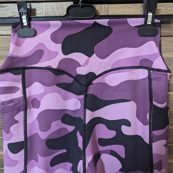 NWOT black and purple camouflage leggings size M with phone pockets - Picture 3 of 5